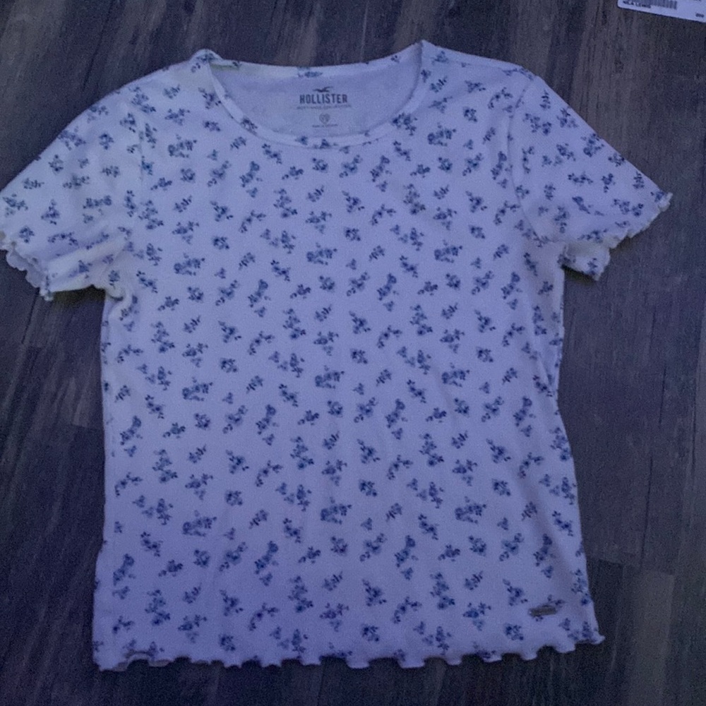 White fitted t shirt with blue dlower designs XS